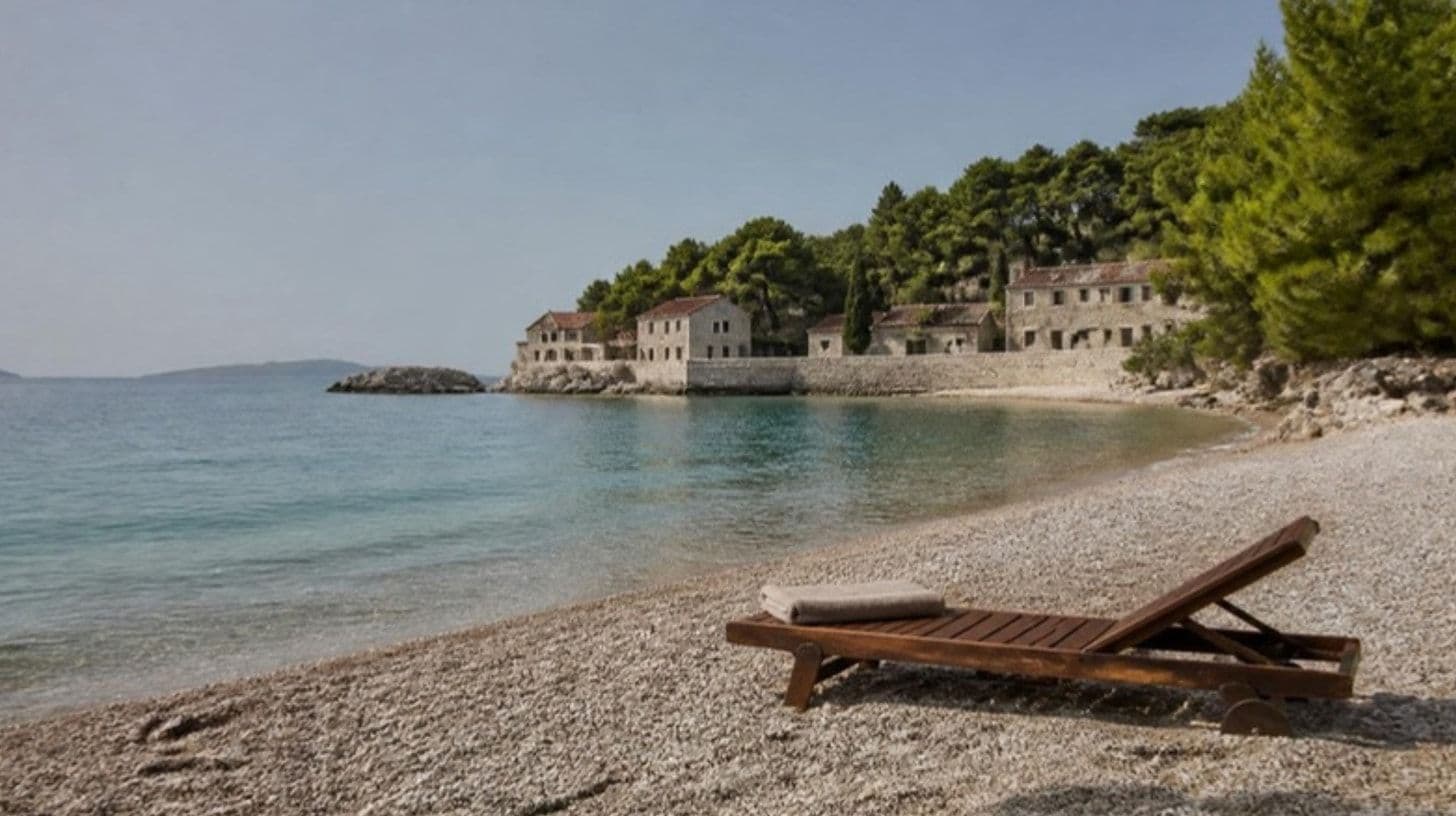 Deniz kenarında boş bir plajda şezlong ve havlu