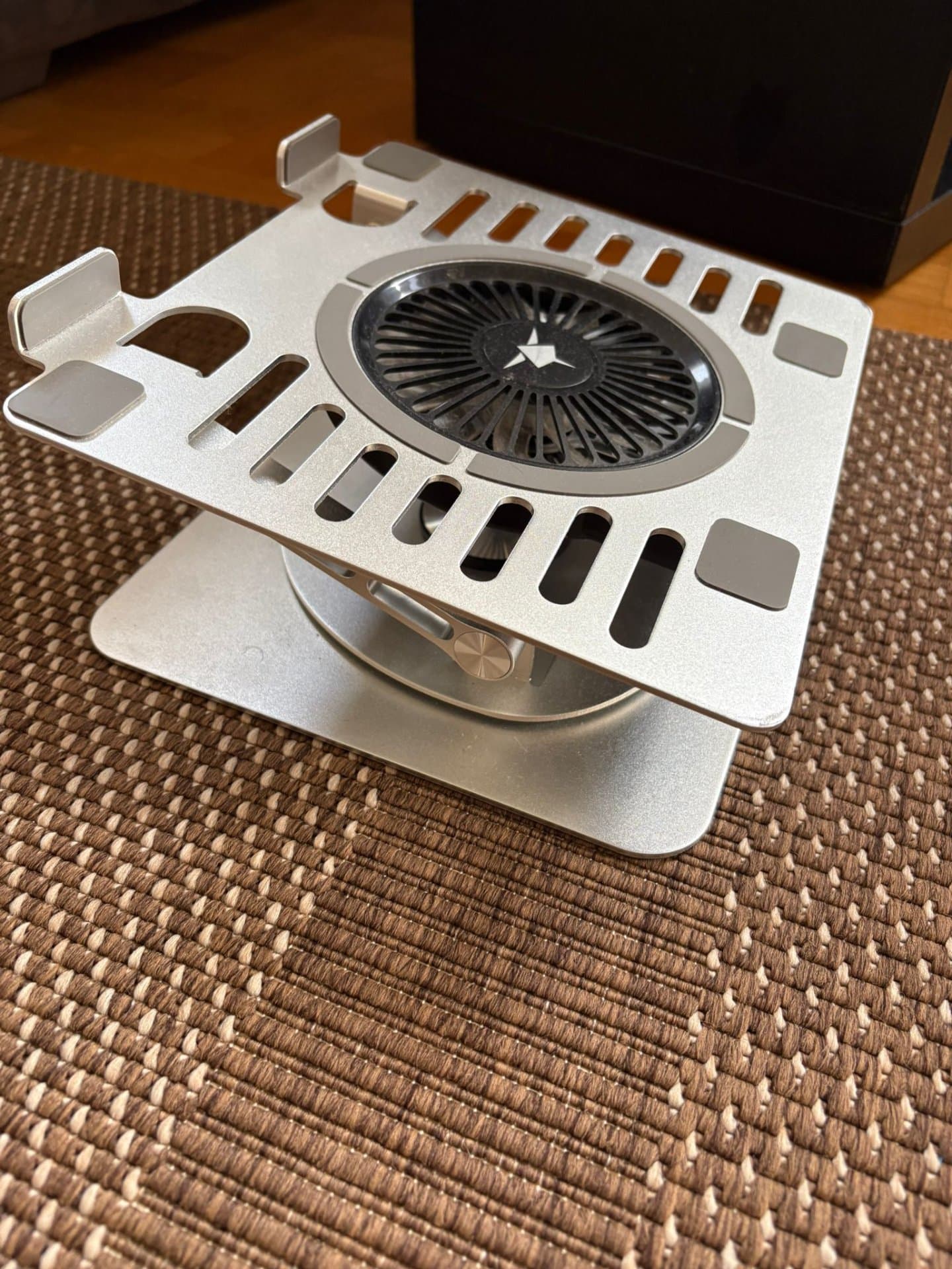 Budva White Shark GCP-16 Ice Monster modelli bir laptop soğutucu — 2