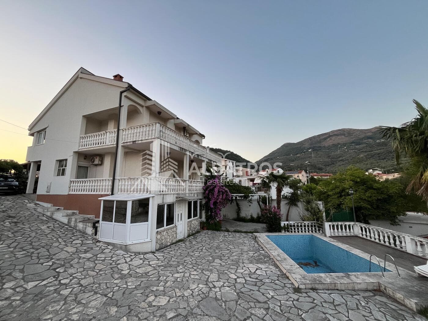Bar, Reni'de Satılık Havuzlu 350 m² Villa