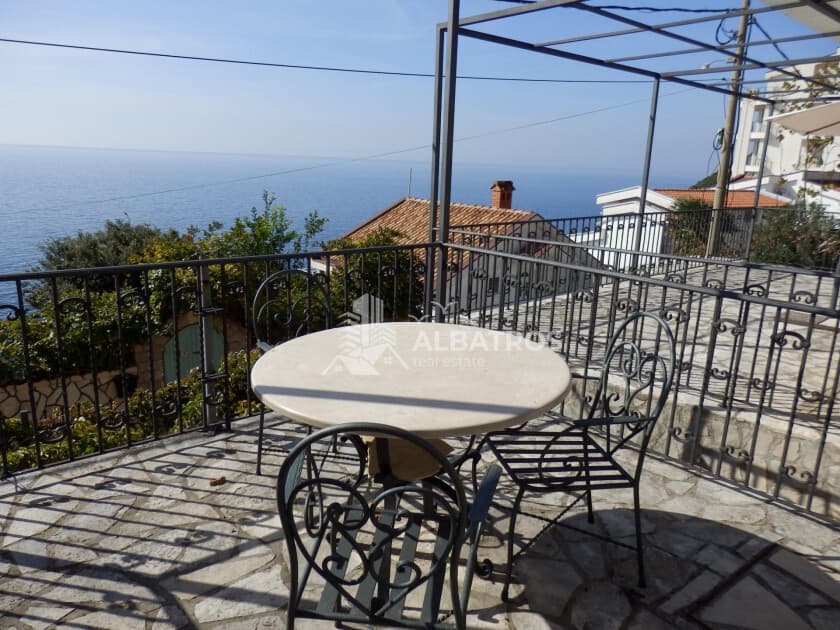 Bar, Dobra Voda'da Satılık 556 m² Arsa Üzerinde 171 m² İki Ayrı Ev