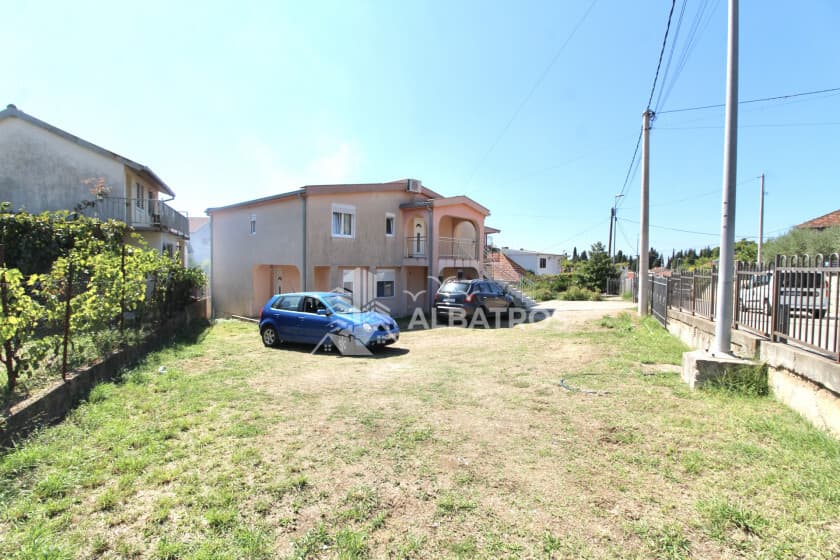 Bar, Rena'da Satılık 3 Daireli 230 m² Ev