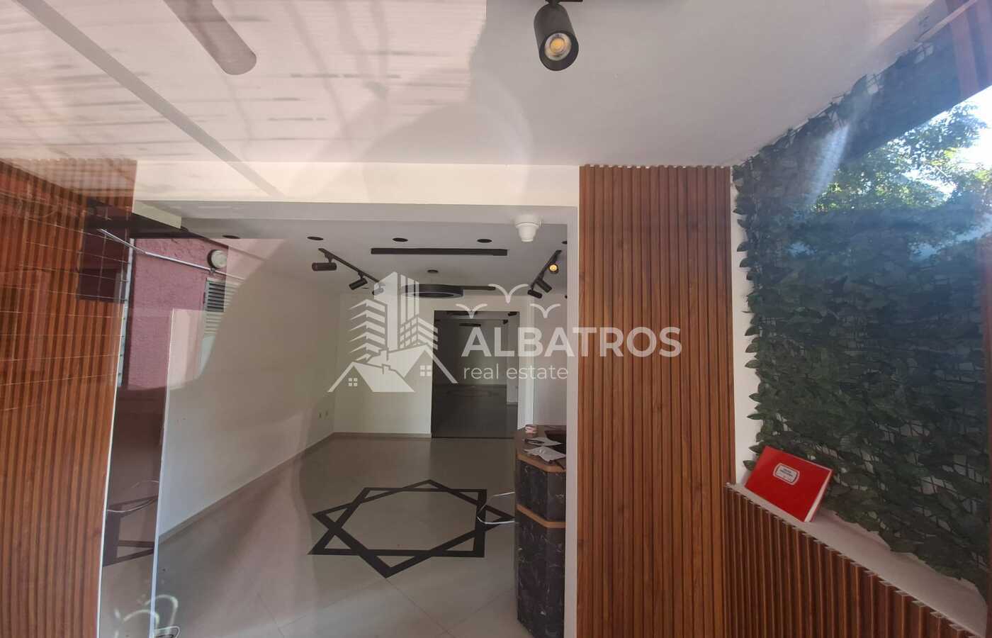 Bar'ın merkezinde, 80 m2'lik ticari alan