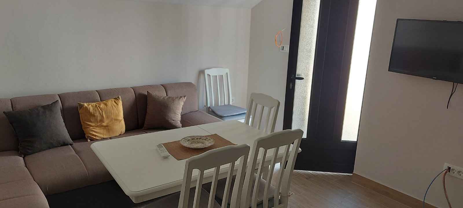 Dům v Podích, Herceg Novi, 114 m² se zahradou 128 m² — 2