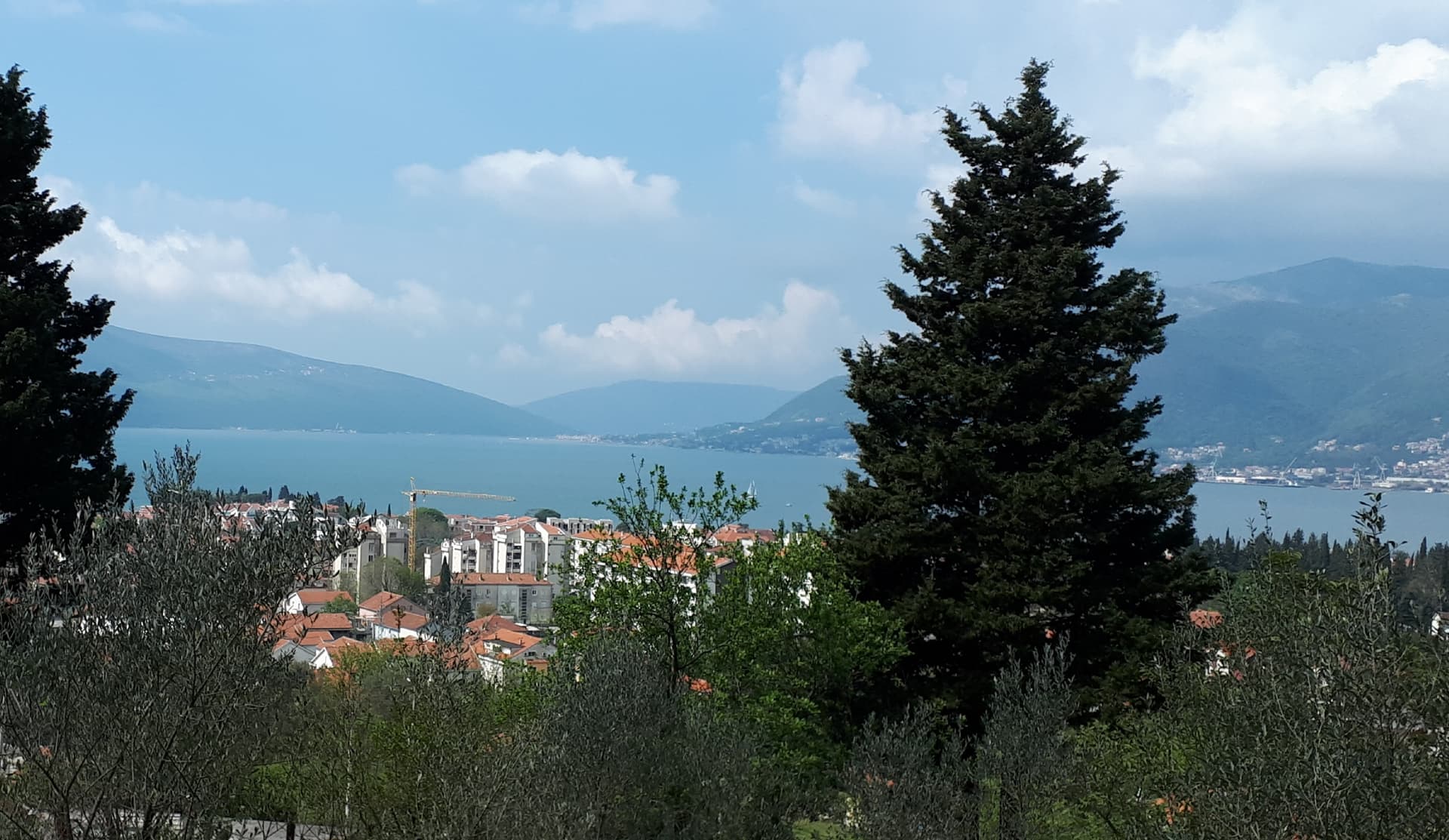 Tivat'ta, 11.400 m², açık koy manzaralı arsa