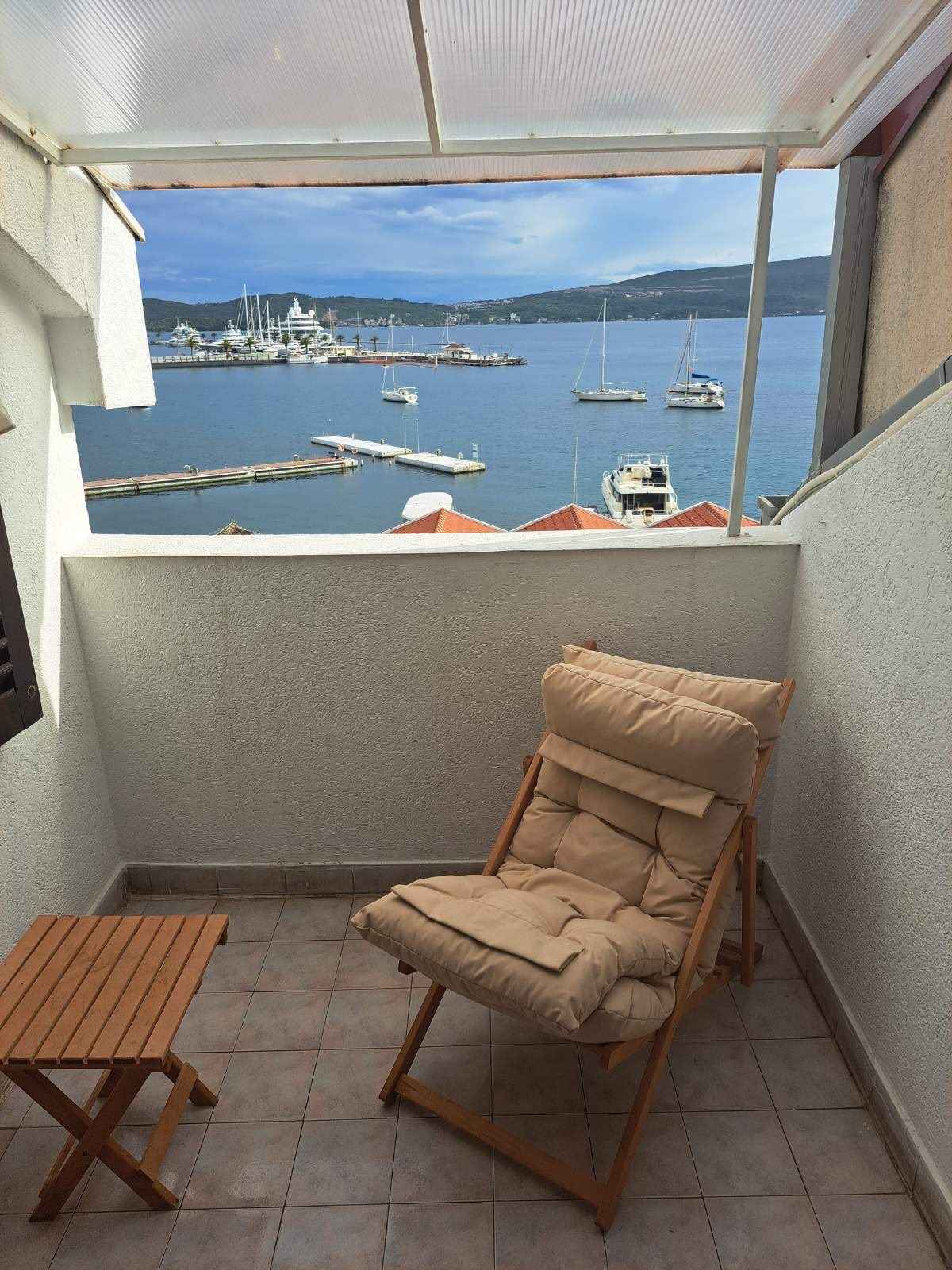 Tivat'ta Deniz Manzaralı Tam Mobilyalı Dubleks Daire