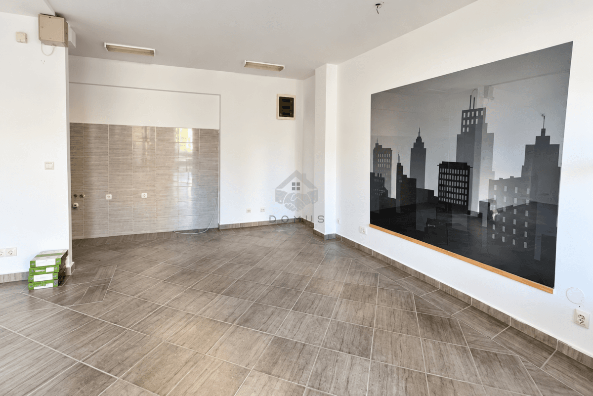 Podgorica, Centar'da Kiralık 33 m² İşyeri — 2