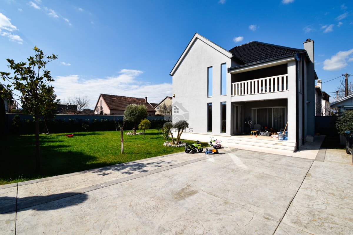 Gornja Gorica, Podgorica'da 850 m² arsa üzerinde 220 m²'lik Aile Evi — 2