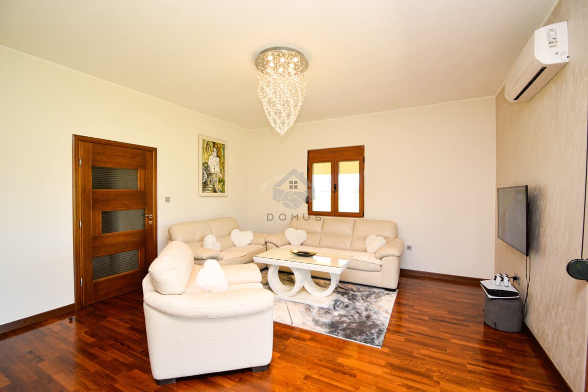 Podgorica, Kokoti'de Kiralık 1.300 m² Arsalı 200 m² Müstakil Ev