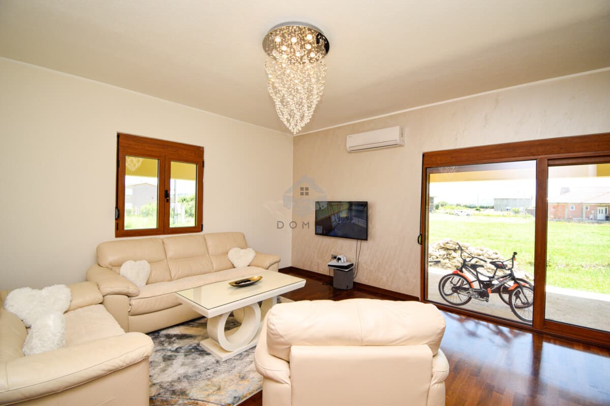 Podgorica, Kokoti'de Kiralık 1.300 m² Arsalı 200 m² Müstakil Ev — 2
