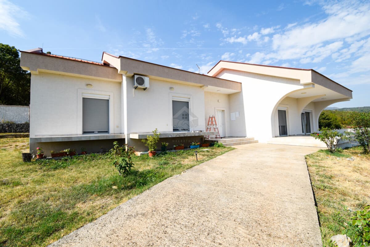 Podgorica, Baloçi'de 250 m² Aile Evi, 18.000 m² Arazi — 2