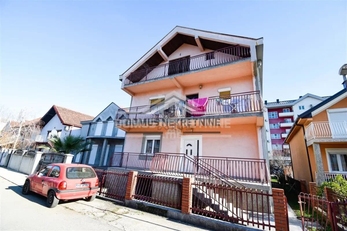 Podgorica, Stari Havalimanı'nda 230 m², 400 m² arsa üzerinde Aile Evi