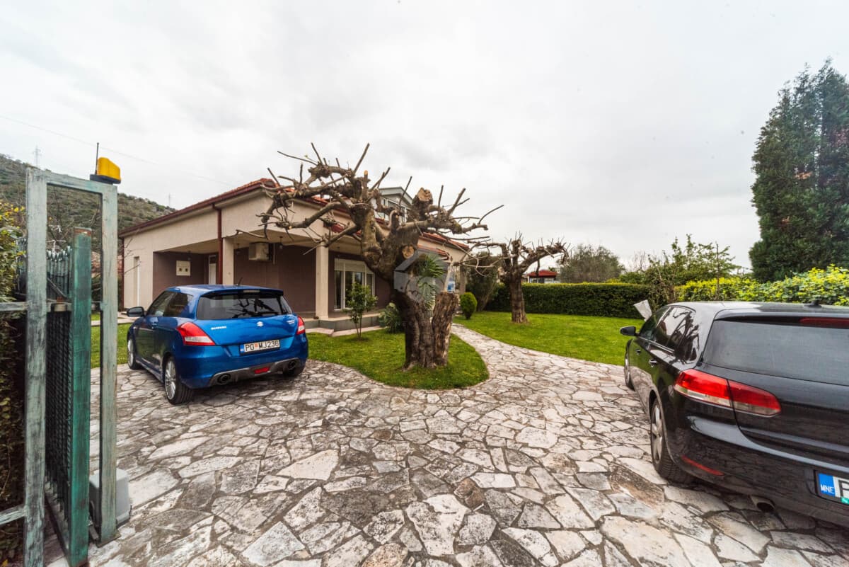 Podgorica, Toloşi'de 500 m² Arsa Üzerinde 200 m²'lik Aile Evi