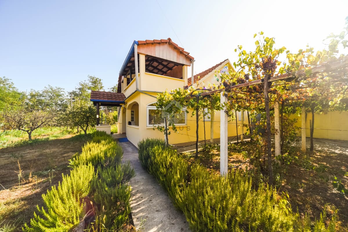 Dajbabe, Podgorica'da 102 m², 700 m² arsa üzerinde döşenmiş aile evi — 2