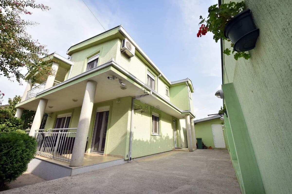 Podgorica, Rogami'de 511 m² Arsa Üzerinde 175 m²'lik Aile Evi — 2
