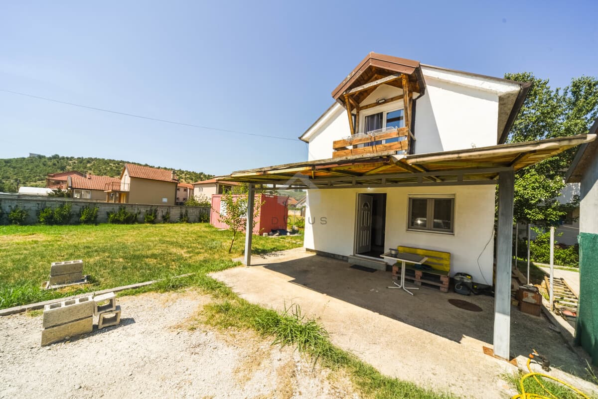 Podgorica, Donja Gorica'da 500 m2 arsa ile 50 m2'lik Aile Evi Kiralık