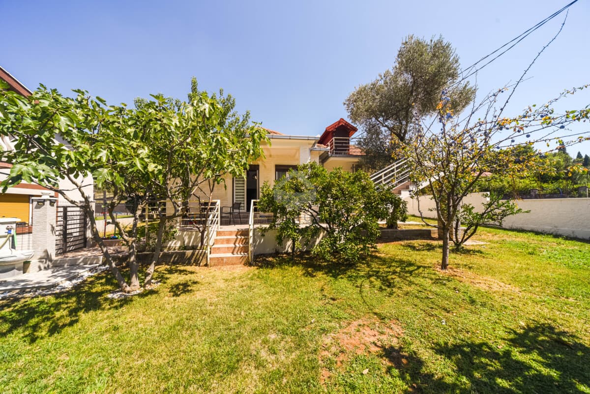 Gorica, Podgorica'da 100 m²'lik, 500 m² arsa ile Aile Evi — 2