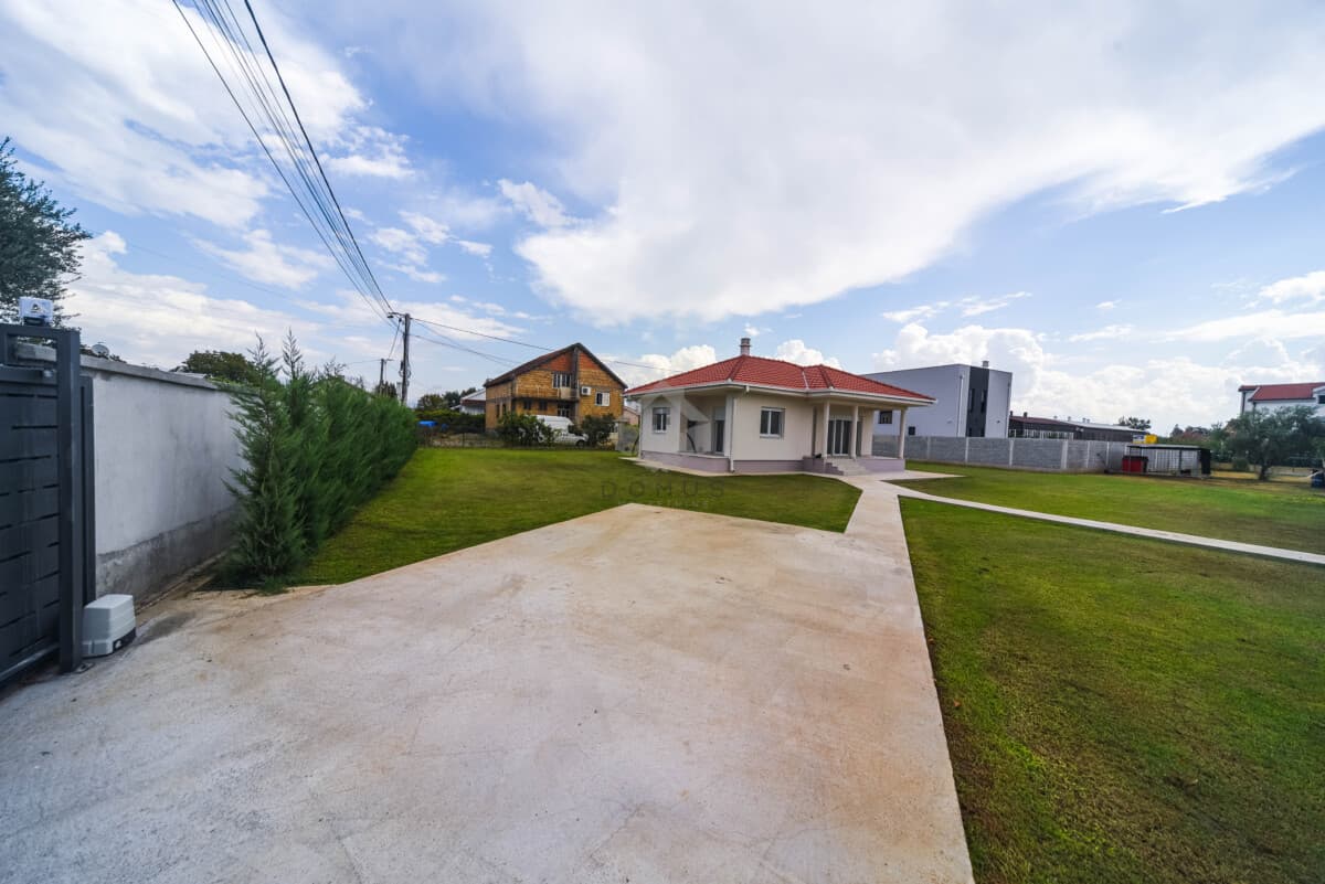 Podgorica, Gornja Gorica'da Kiralık 1.000 m² Arsa İçinde 90 m² Yeni Ev