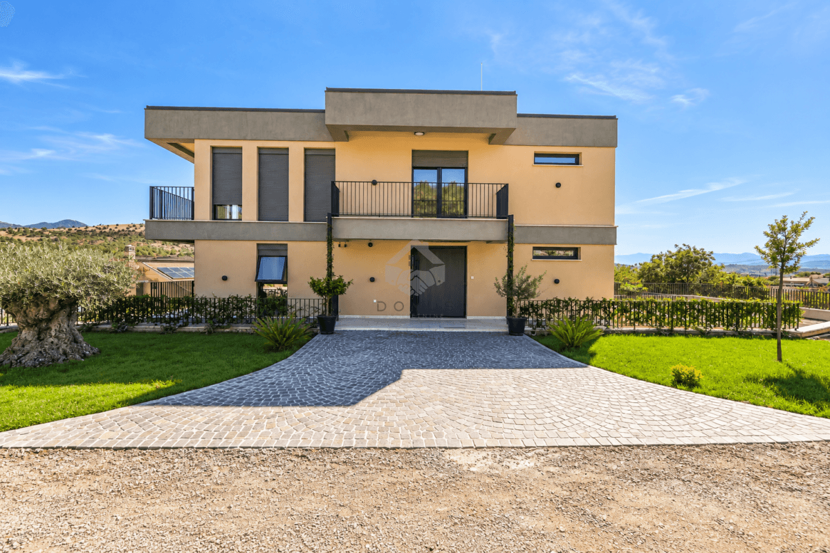 Podgorica, Vranići'de Kiralık 1.000 m² Arsalı 300 m² Lüks Ev — 2