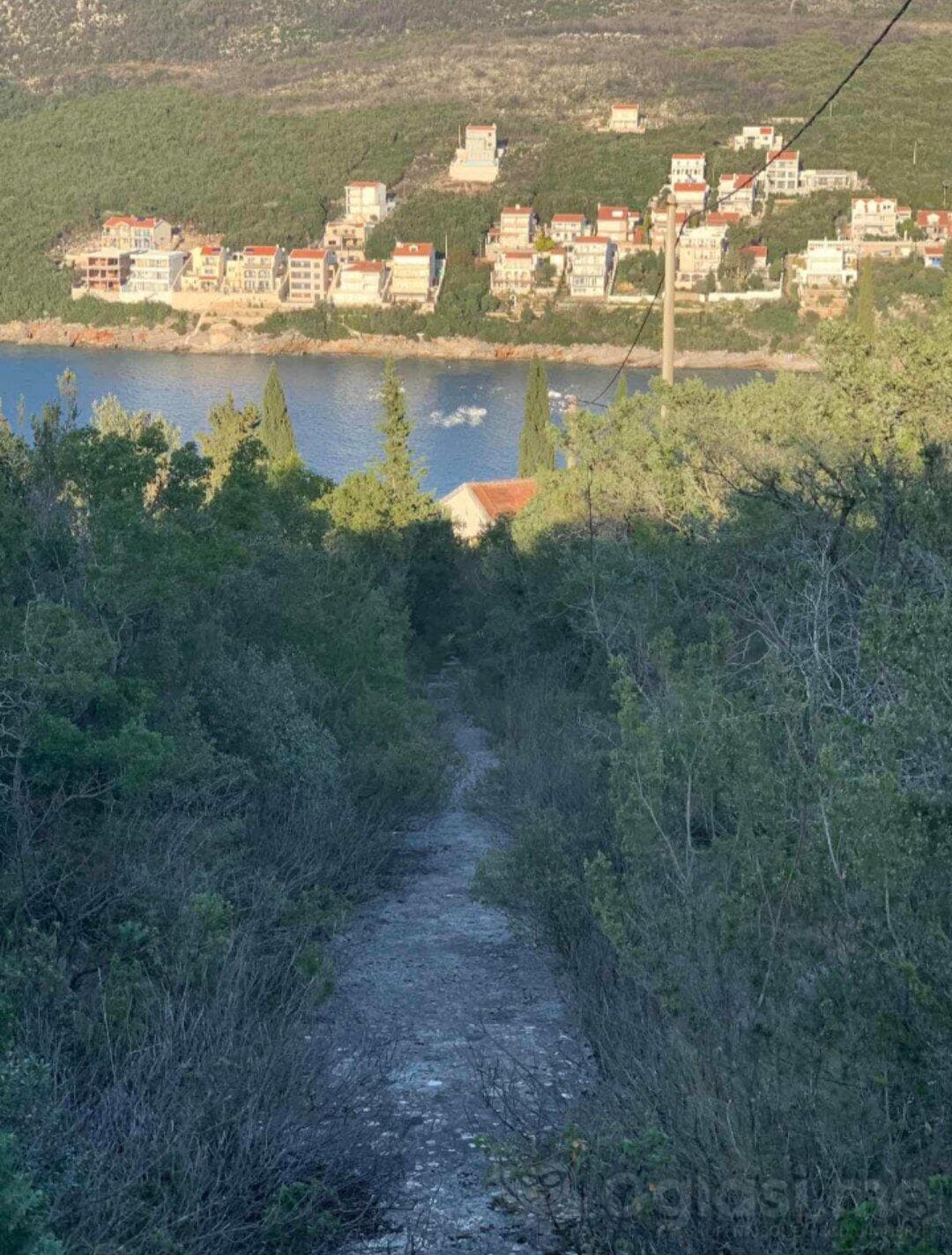 Kotor'da Satılık 20.000 m² Arsa — 2