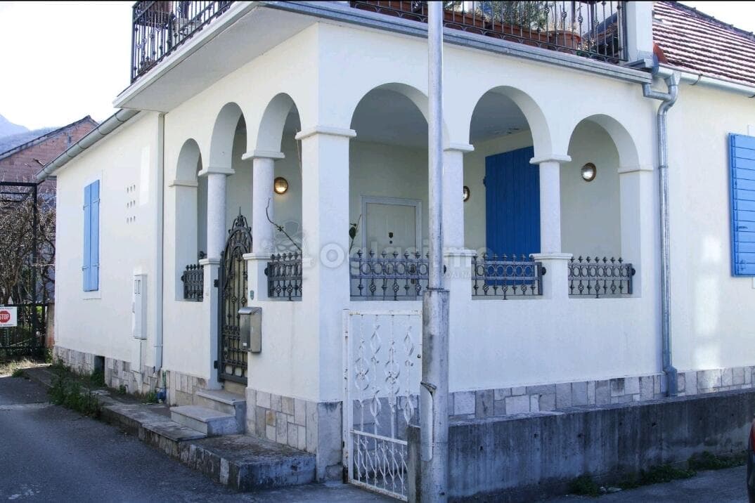 Tivat'ta Denize Sıfır Satılık Ev — 2