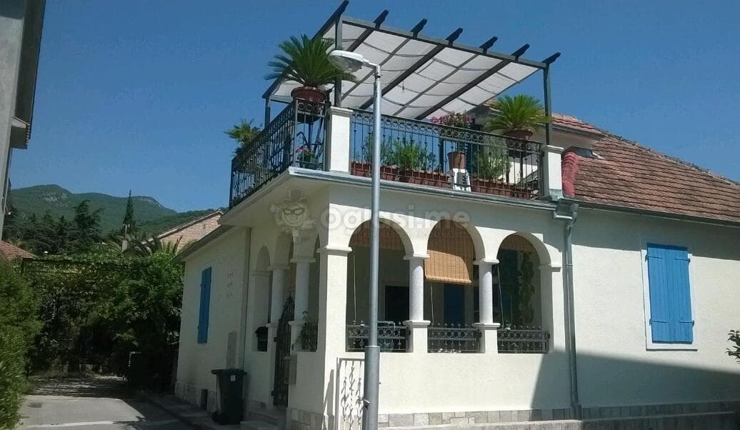 Tivat'ta Denize Sıfır Satılık Ev