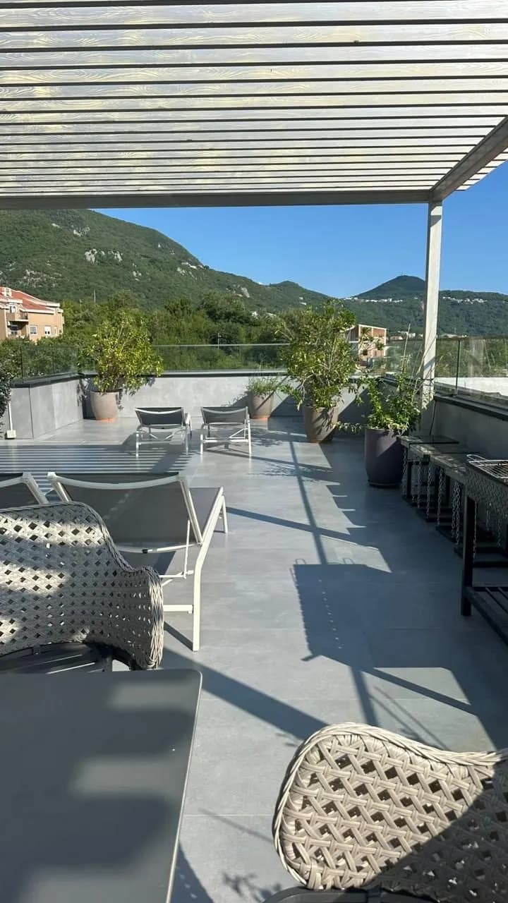 Lastva'da Çatı Teraslı Modern 2+1 Daire