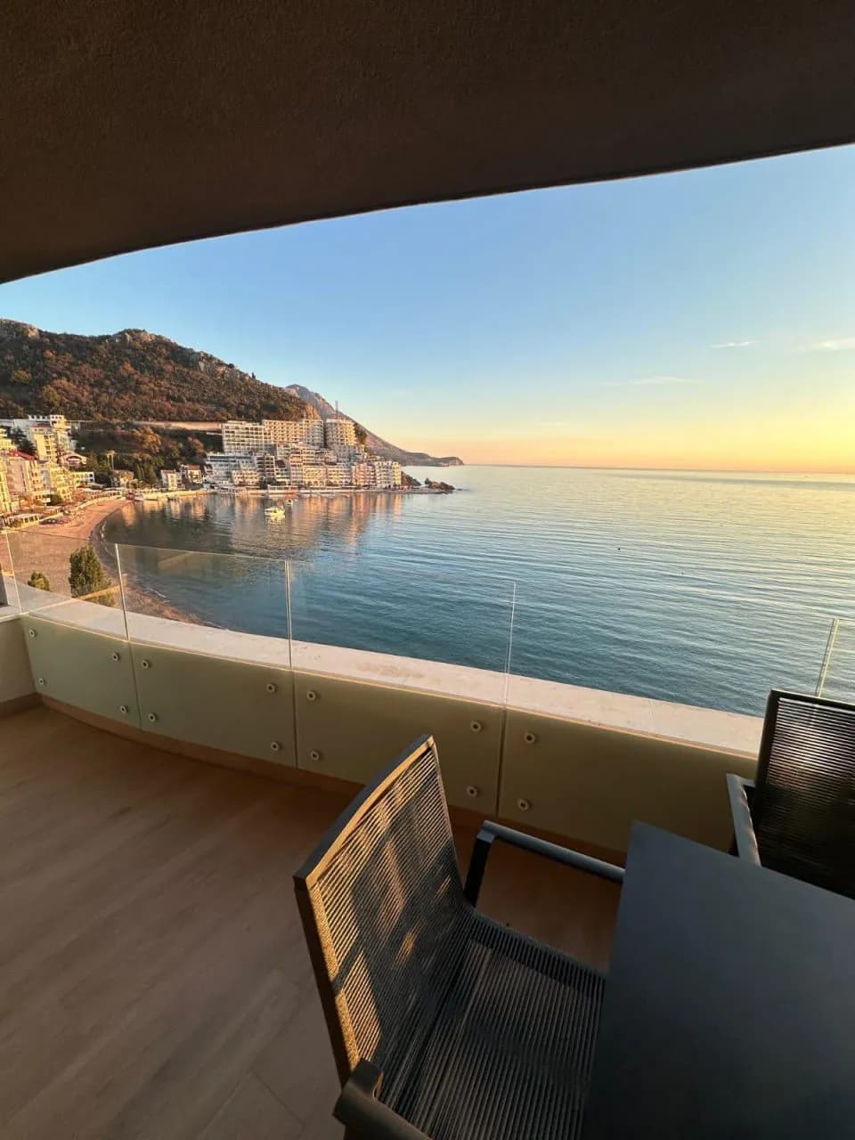 Rafailovići'de Panoramik Deniz Manzaralı Şık 1+1 Daire — 2