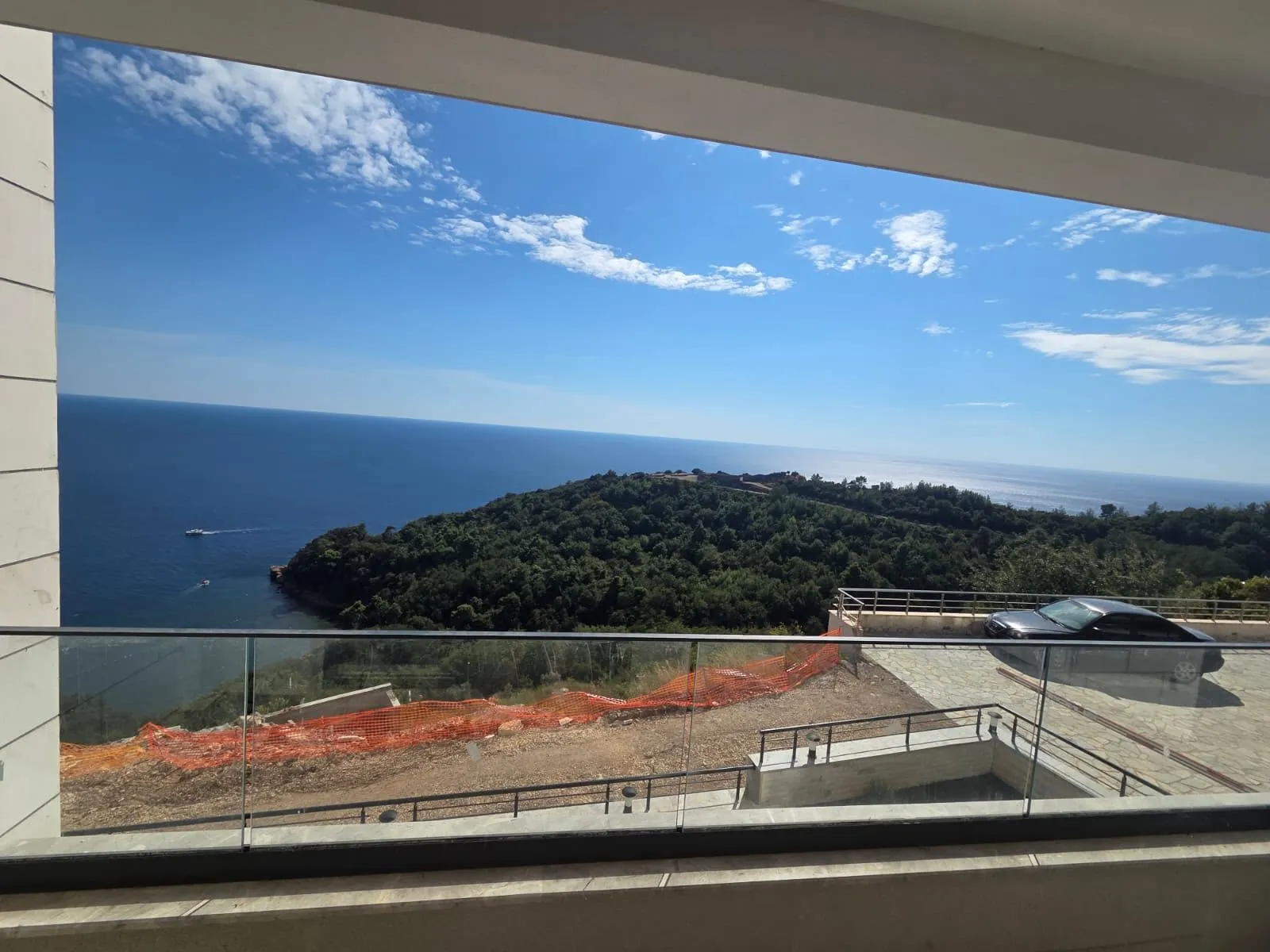Budva'da Deniz Manzaralı Geniş 3+1 Daire