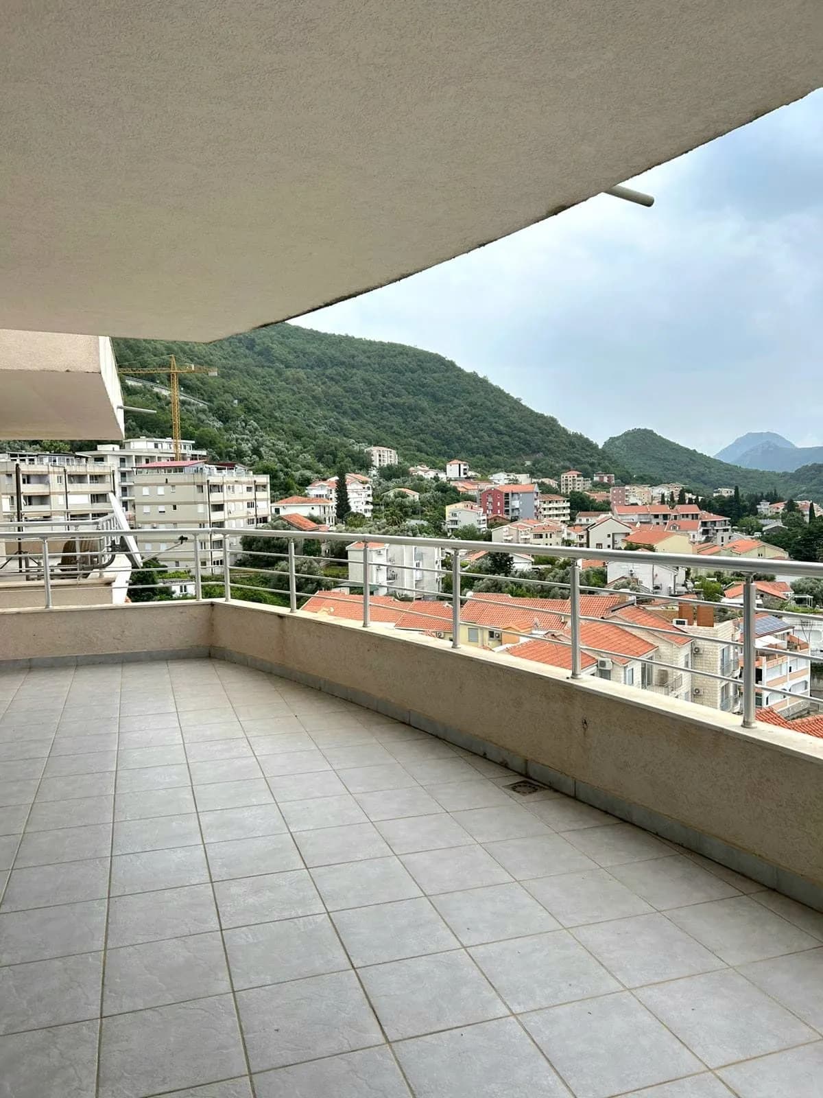Petrovac'ta Deniz Manzaralı Geniş 1+1 Daire