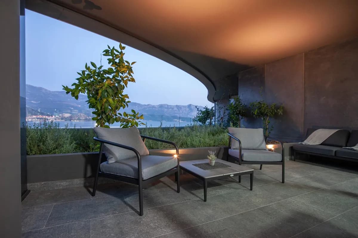 Budva Merkez'de Kiralık Muhteşem 2+1 Deniz Manzaralı Daire — 2