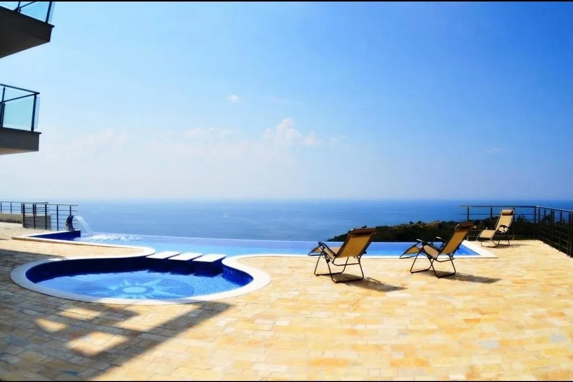 Stylish 2-Bedroom Apartment with Panoramic Sea View & Infinity Pool — 2