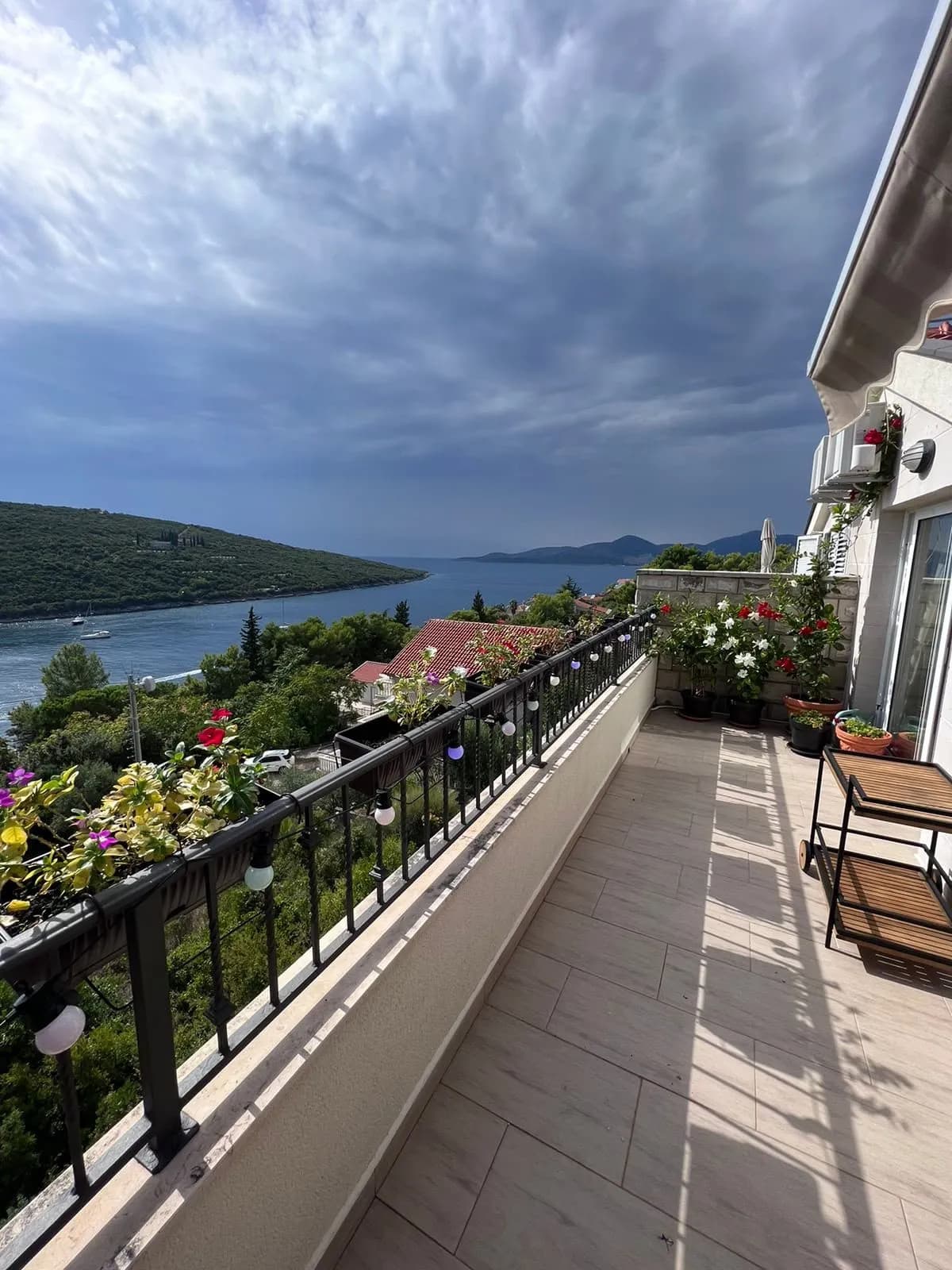 Bigova'da Panoramik Deniz Manzaralı Lüks 2+1 Daire