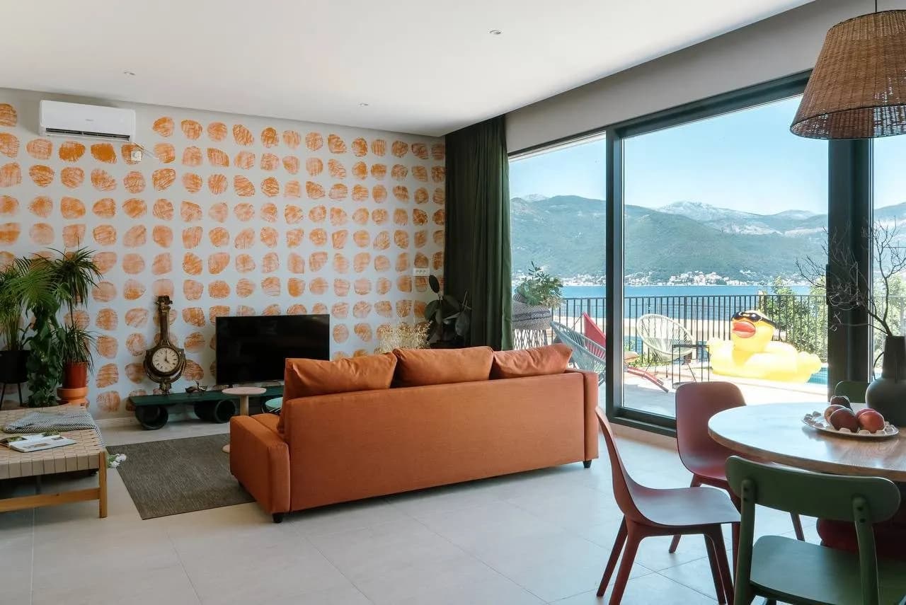 Tivat'ta Havuzlu ve Panoramik Manzaralı Deniz Kenarı Villa Satılık — 2