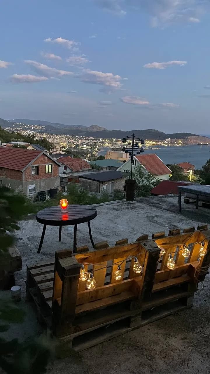 Bar'da Deniz Manzaralı 380 m² Arsa Üzerinde Üç Ev