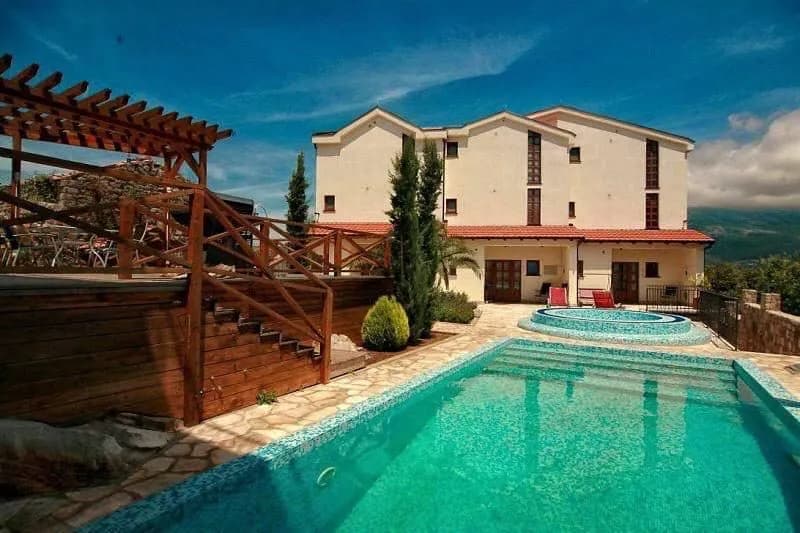 Tivat Koyu Manzaralı ve Havuzlu Lüks Müstakil Ev