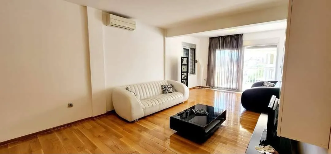 Budva'da Otoparklı Geniş 3+1 Aile Dairesi