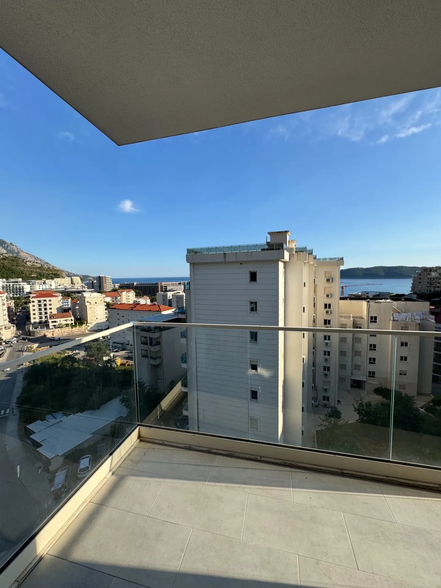 Bečići'de Panoramik Deniz Manzaralı Modern 2+1 Daire — 2
