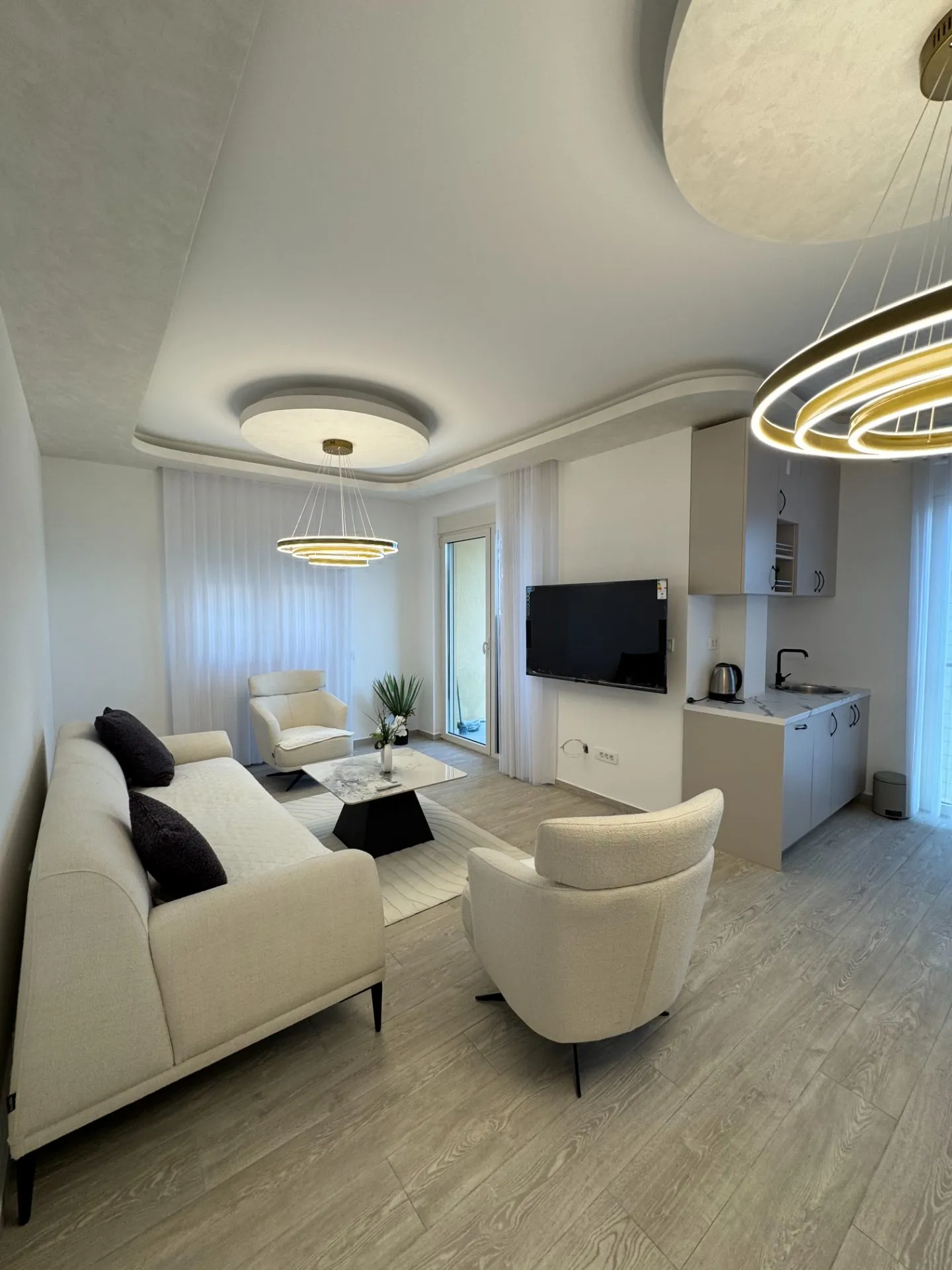 Bečići'de Panoramik Deniz Manzaralı Modern 2+1 Daire