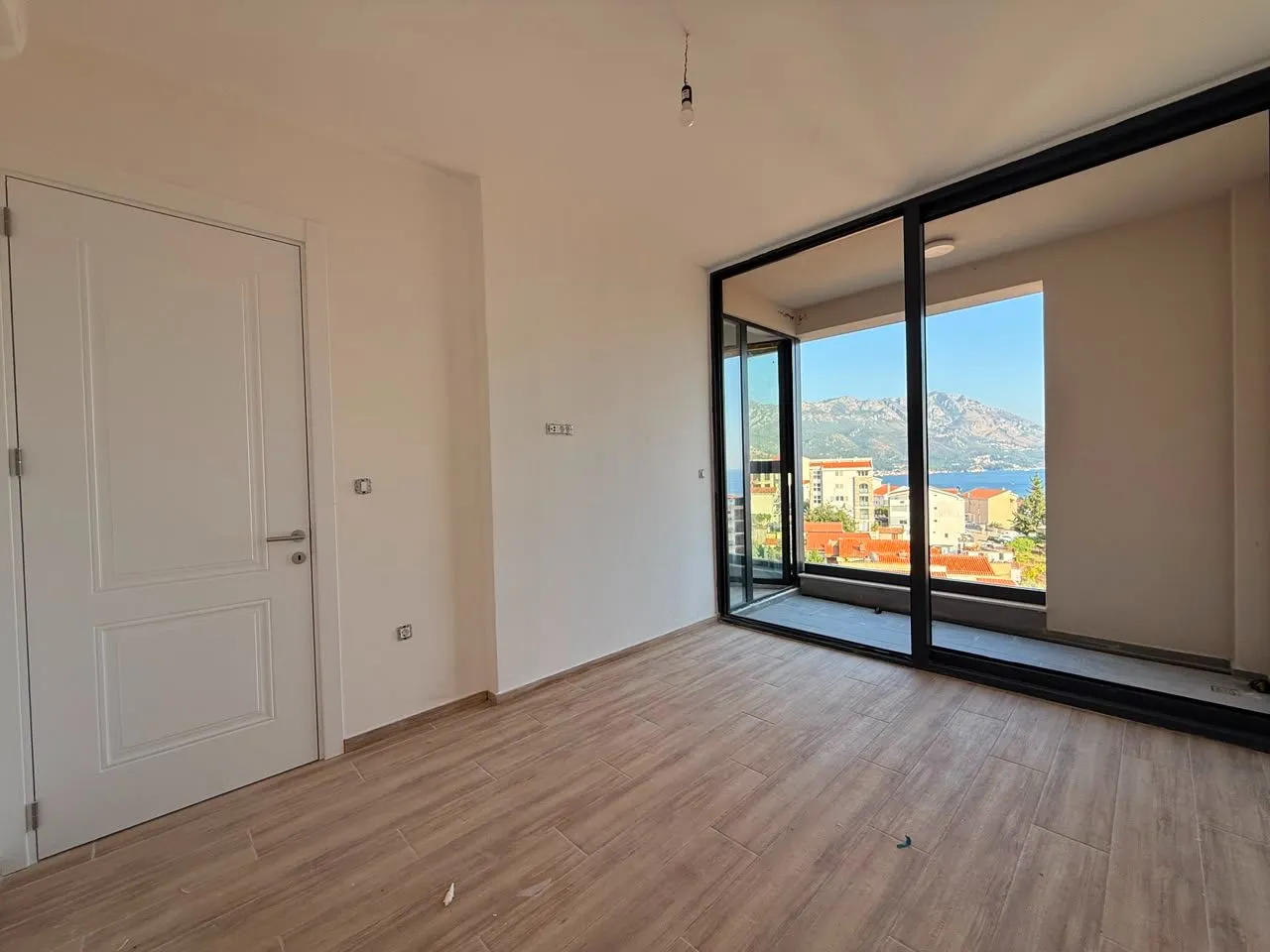 Becici'de Büyüleyici Deniz Manzaralı Yeni 1+1 Daire — 2