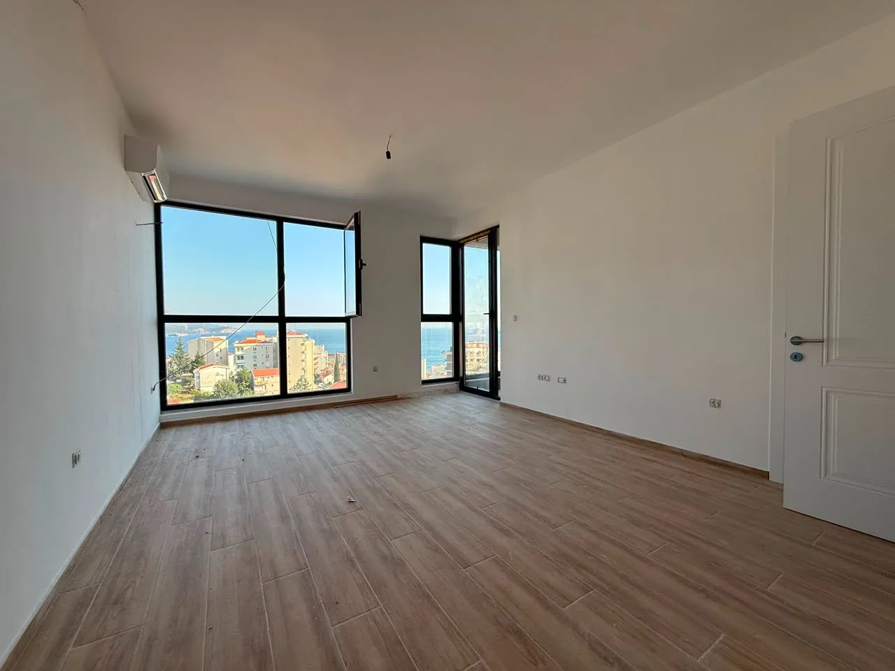 Becici'de Büyüleyici Deniz Manzaralı Yeni 1+1 Daire