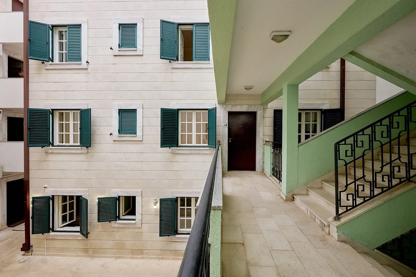 Sveti Stefan'da Lüks Deniz Manzaralı 4+1 Daire — 2