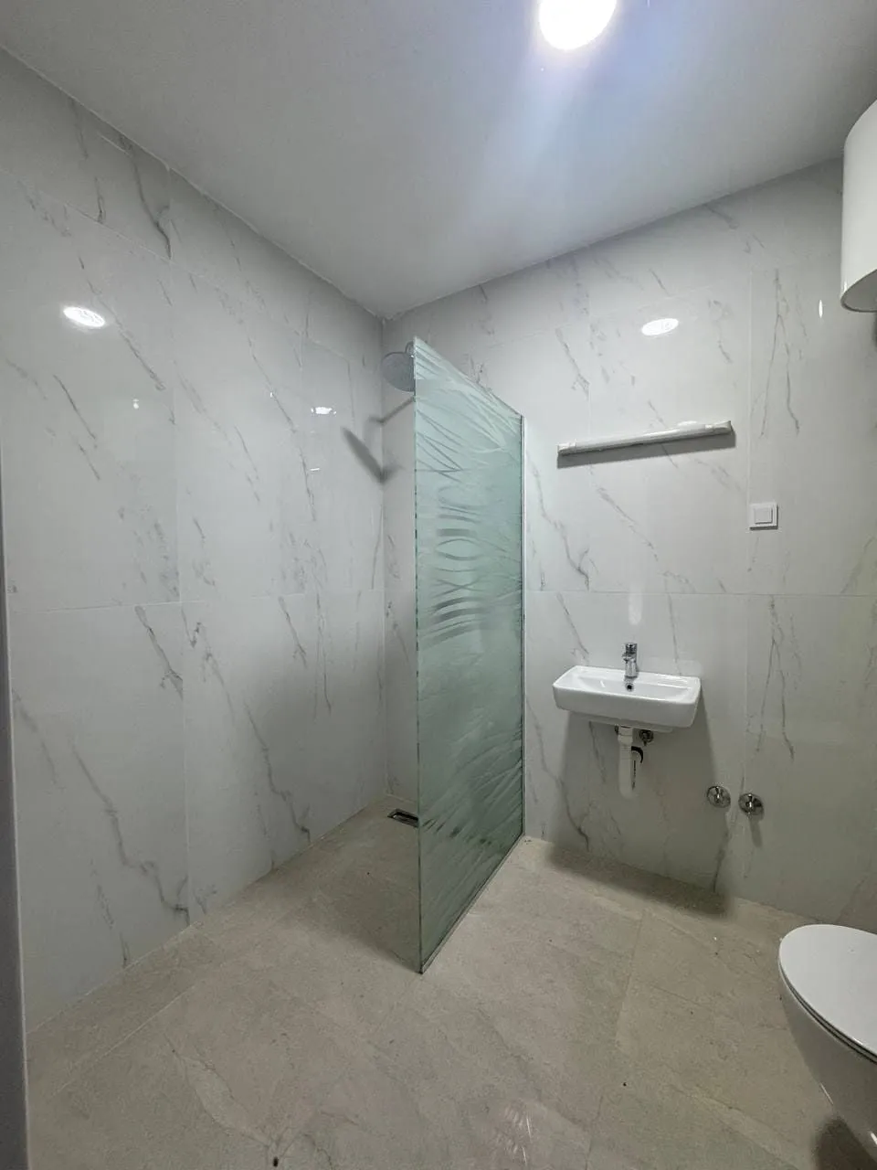 Bečići'de Dağ Manzaralı Yeni 1+1 Daire — 2