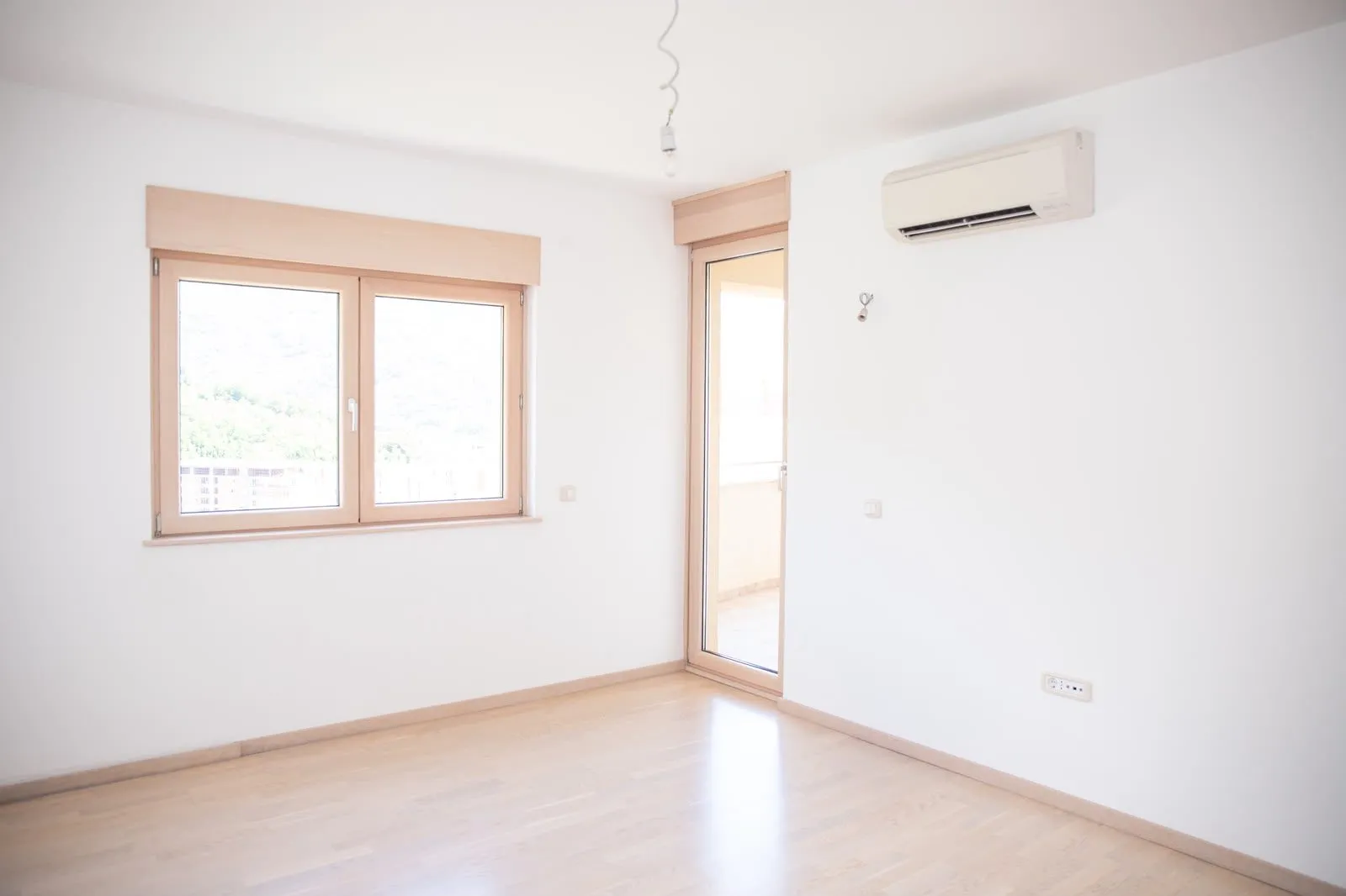 Bečići'nde Deniz Manzaralı ve Havuzlu 2+1 Daire