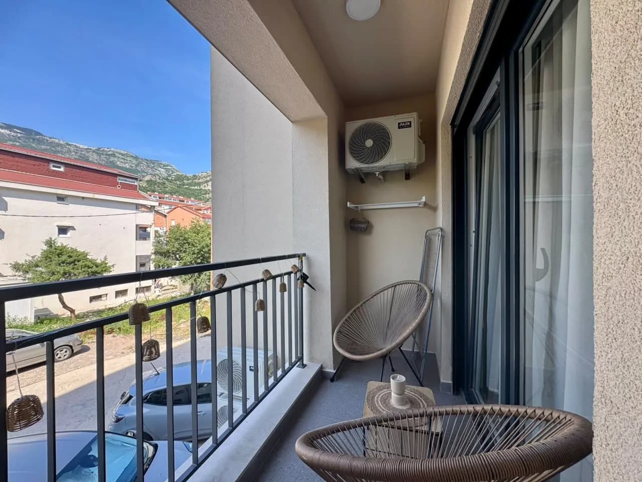 Budva'da Teraslı, Eşyalı Şirin 1+1 Daire — 2