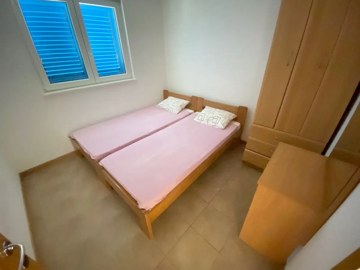 Yeni Bečići'de Deniz Manzaralı Geniş 2+1 Daire — 2