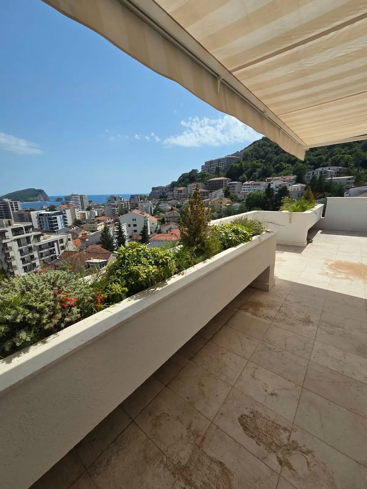 Budva'da Panoramik Deniz ve Şehir Manzaralı 2+1 Daire — 2