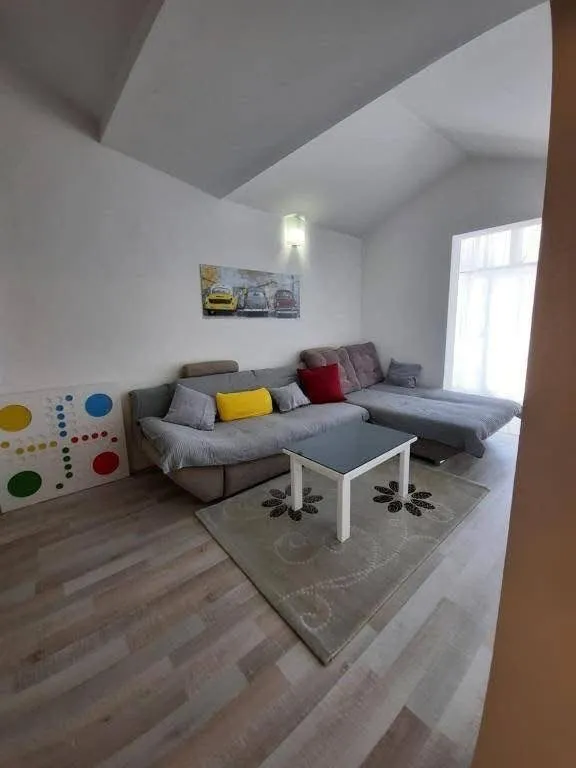 Budva'da Yıllık Kiralık Rahat 2+1 Daire