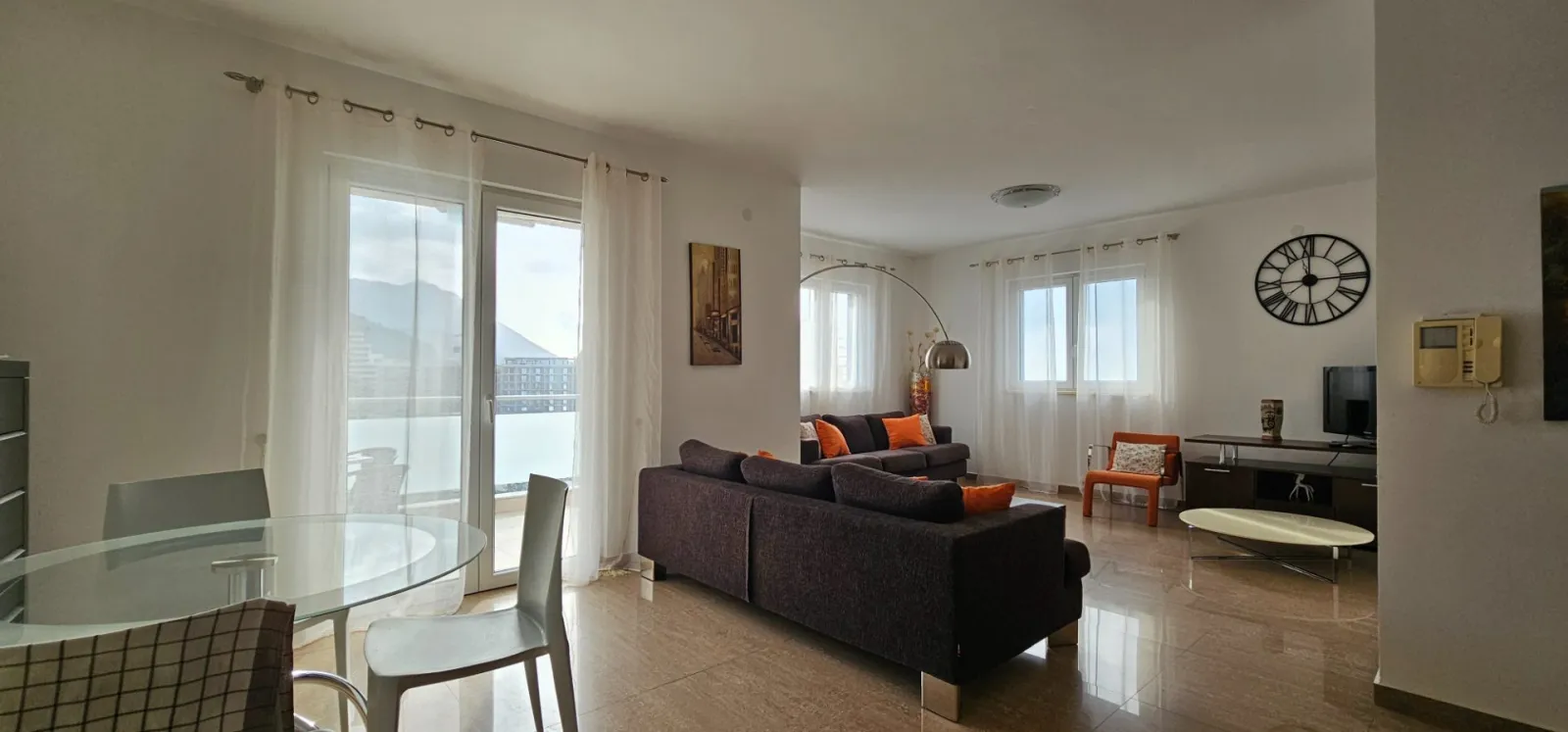 Bečići'de Panoramik Manzaralı Geniş 2+1 Daire — 2