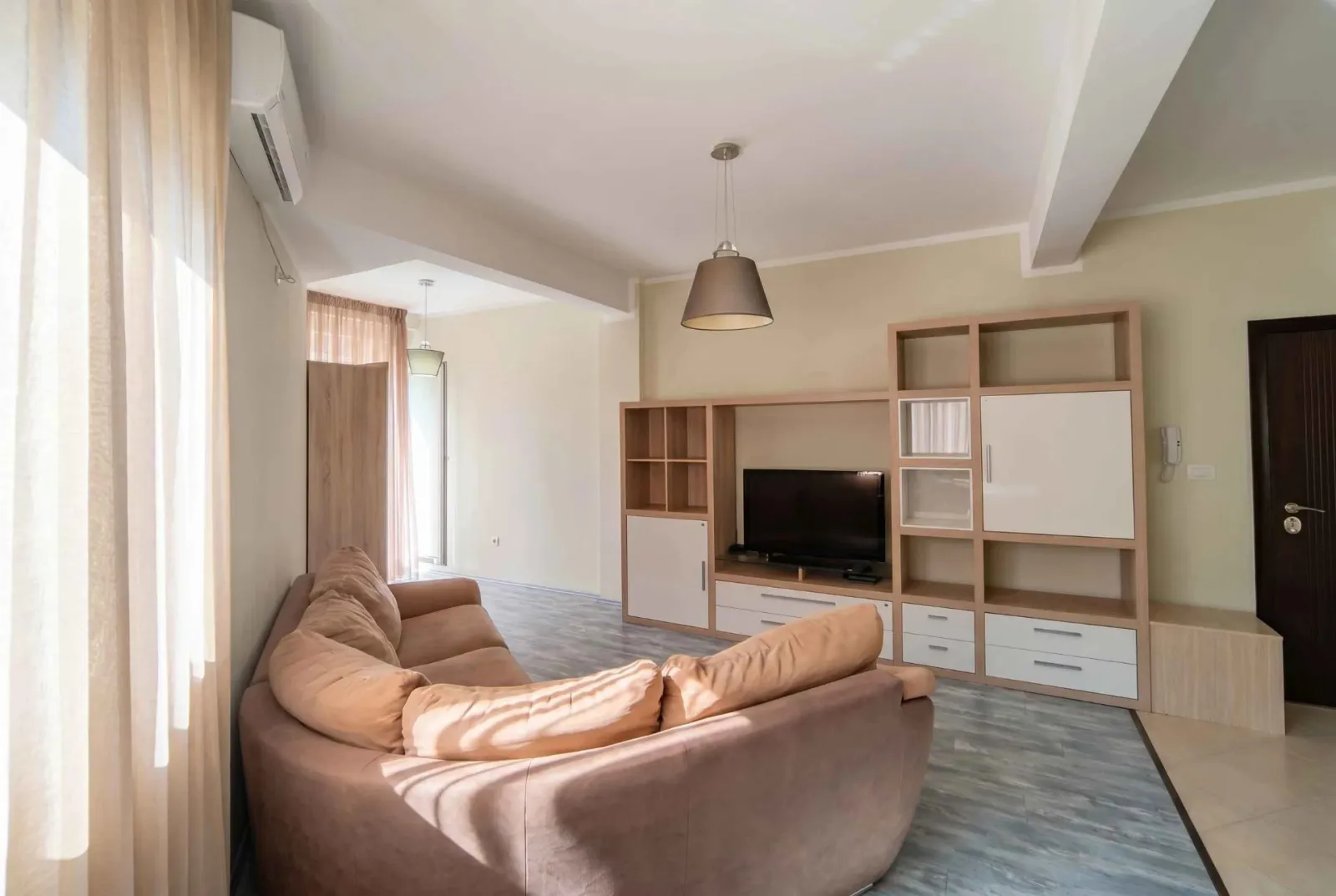 Bečići'nde Deniz ve Dağ Manzaralı 1+1 Daire