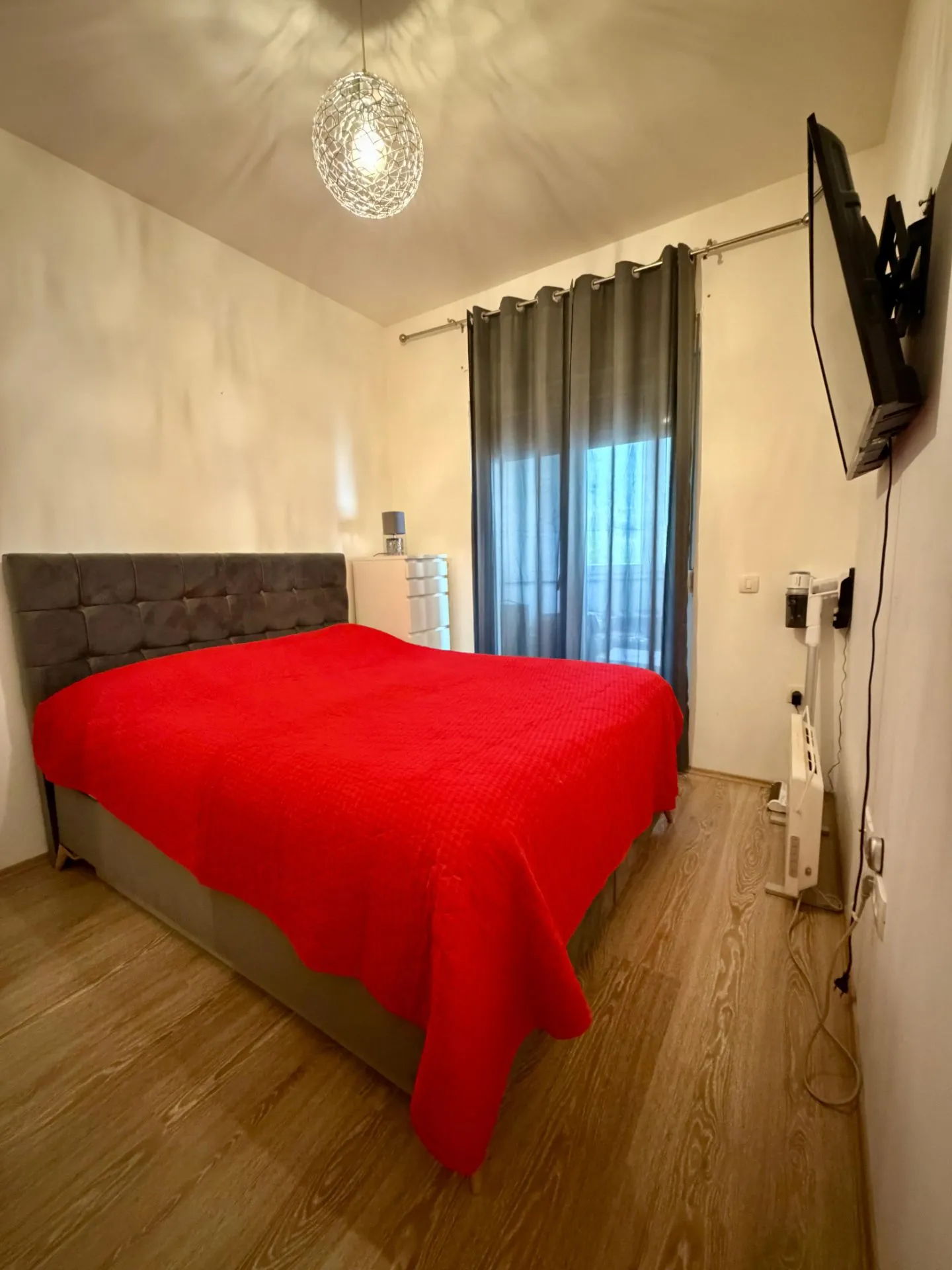 Budva'da Deniz Manzaralı Geniş 1+1 Daire — 2
